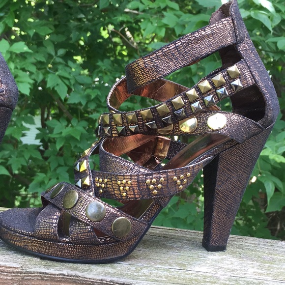 Studded bronze/ gold zipper back pumps - Picture 5 of 7